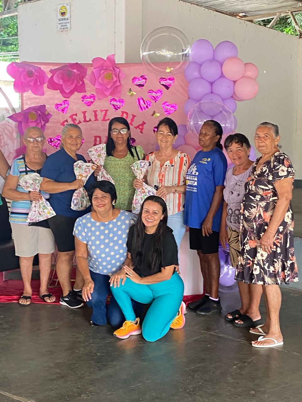 Manhã de Celebração: Turma de Hidroginástica do Uniclube Comemora o...